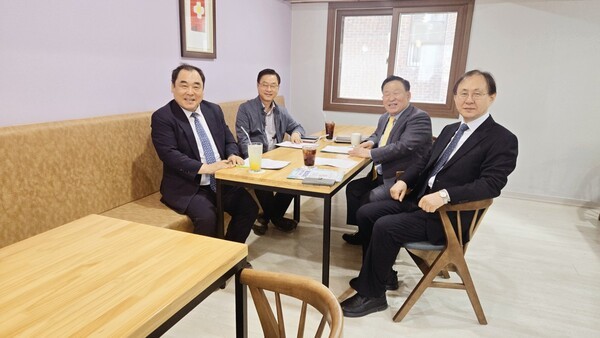 2026태백성시화 여름축제를 협의하고 있다. 왼쪽 앞 시계 방향으로 김철영 목사(세계성시화운동본부 사무총장), 정종옥 목사(태백기독교연합회장), 오대석 목사(태백성시화운동본부 본부장), 김종언 목사(황지교회)