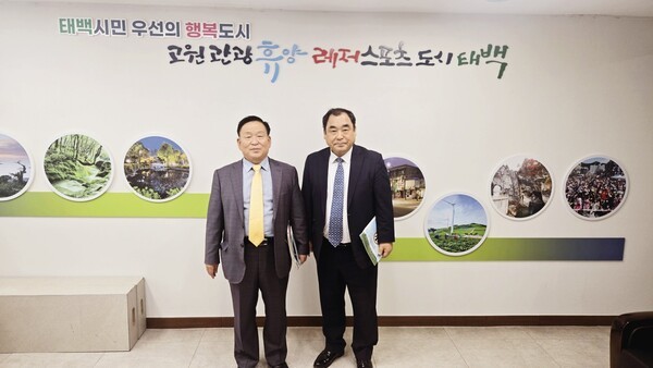 태백시청을 방문한 김철영 목사와 오대석 목사.(왼쪽)