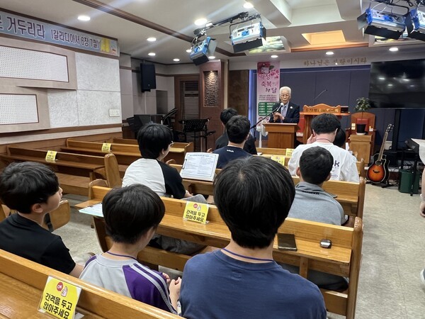 이종락 목사가 25일 서울 금천구 주사랑공동체 강당에서 베에비박스에 대해 설명하고 있다.&nbsp;