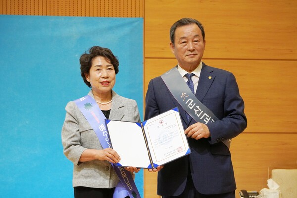 김도경 대표회장이 교회연합전도단 단장 장미선 목사(왼쪽)에게  위촉장을 전달하고 있다.